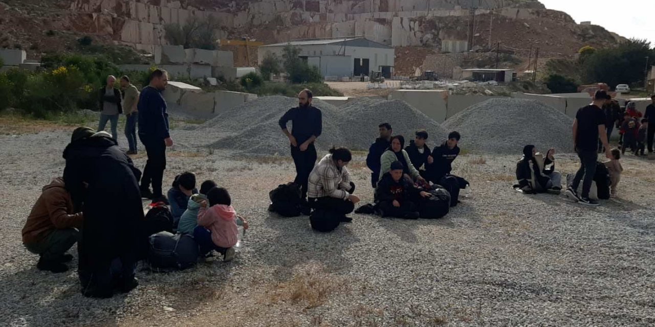 İzmir'de 27 Düzensiz Göçmen Yakalandı