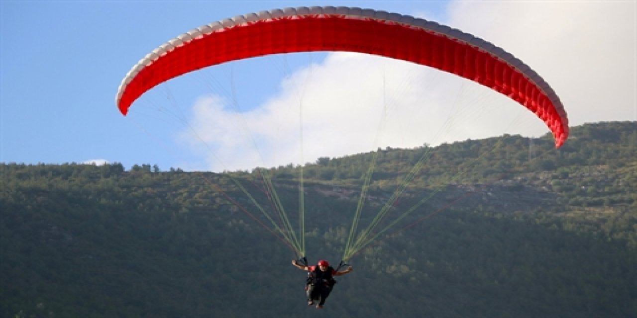 Alanya’da Yamaç Paraşütü Hedef Yarışması Başladı