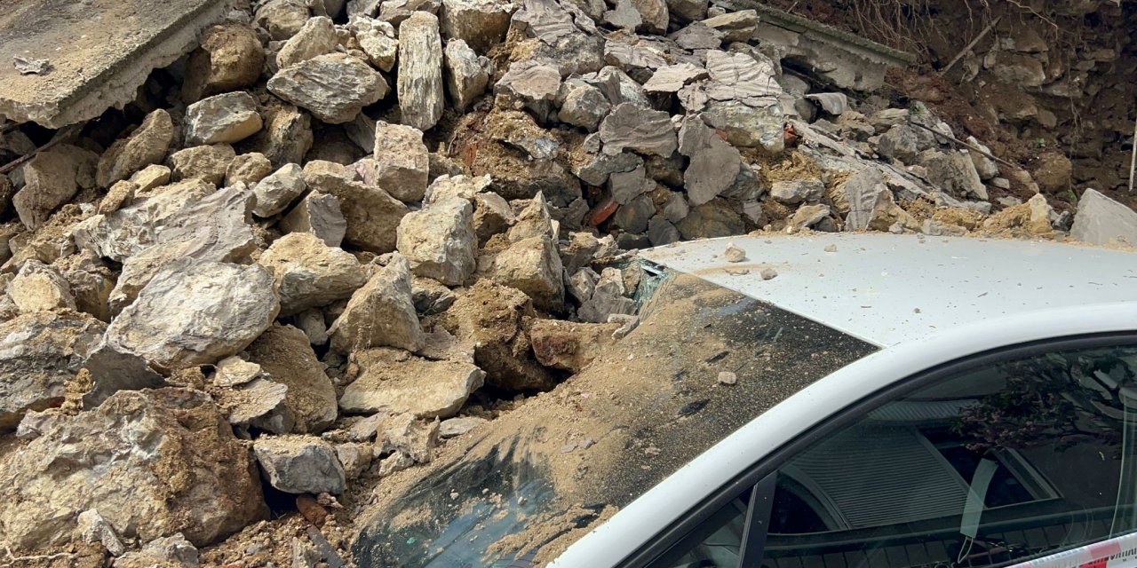 Üsküdar'da Site Duvarı Çöktü: 2 Otomobil Altında Kaldı!