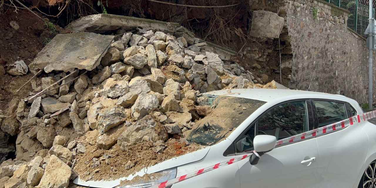 Üsküdar’da gürültüyü duyan koştu: Sitenin duvarı iki otomobilin üzerine çöktü