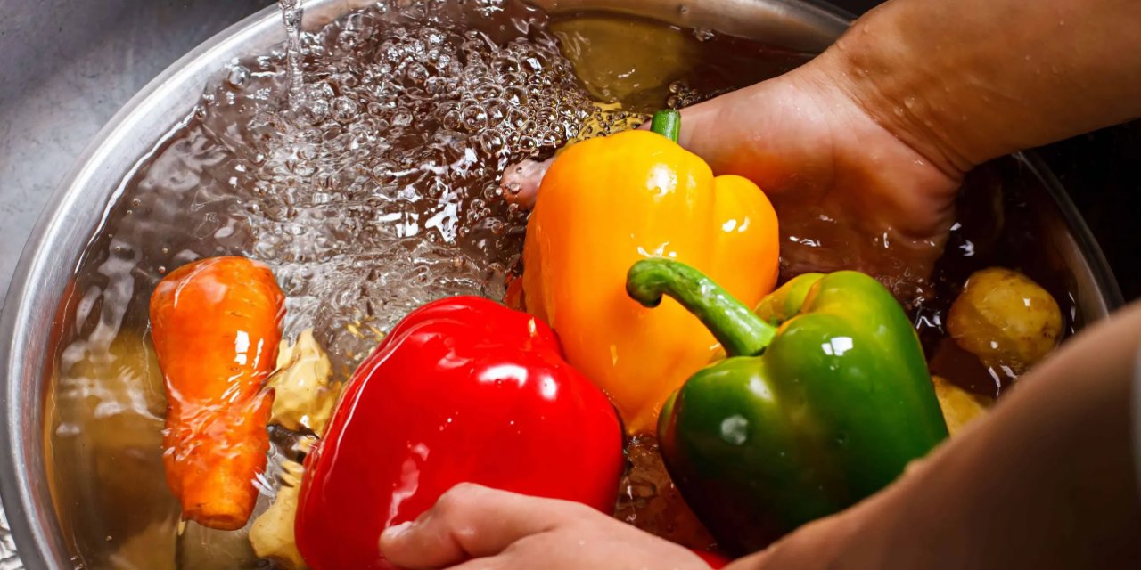Mutfakta Herkesin Kullandığı Bu Yöntem Yanlış Çıktı! Kimyasal Kalıntıları Meyve Sebzeye Mühürlüyor