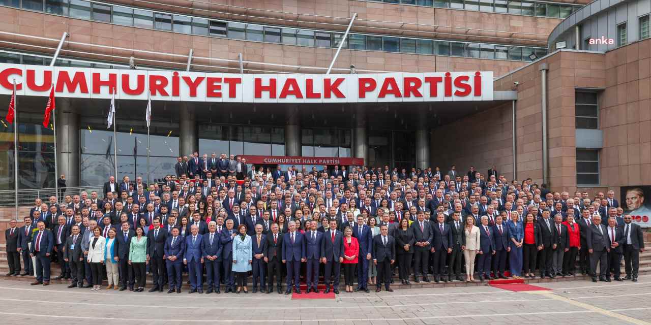 Özgür Özel'den CHP'li belediye başkanlarına: Çakarlı araç kullanmayın, kalabalık konvoylarla dolaşmayın