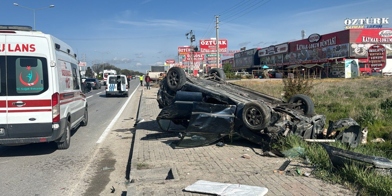 Afyonkarahisar'da Kamyon Otomobile Çarptı: 3 Yaralı