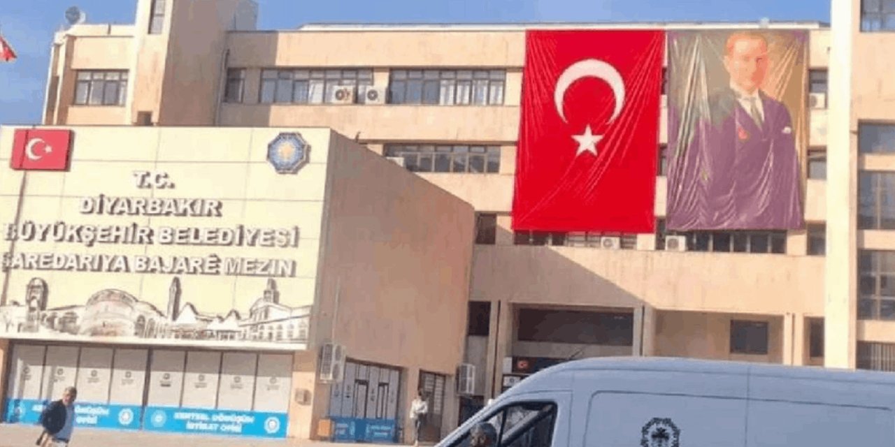Tepkilerin Hedefi Olmuştu: Diyarbakır Belediyesi 23 Nisan'da Türk Bayrağı ve Atatürk Posteri Astı