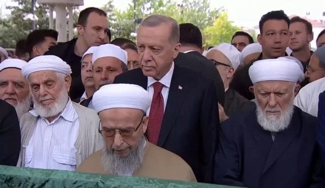Erdoğan 23 Nisan Oturumu Yerine Şeyh Cenazesine Gitti!