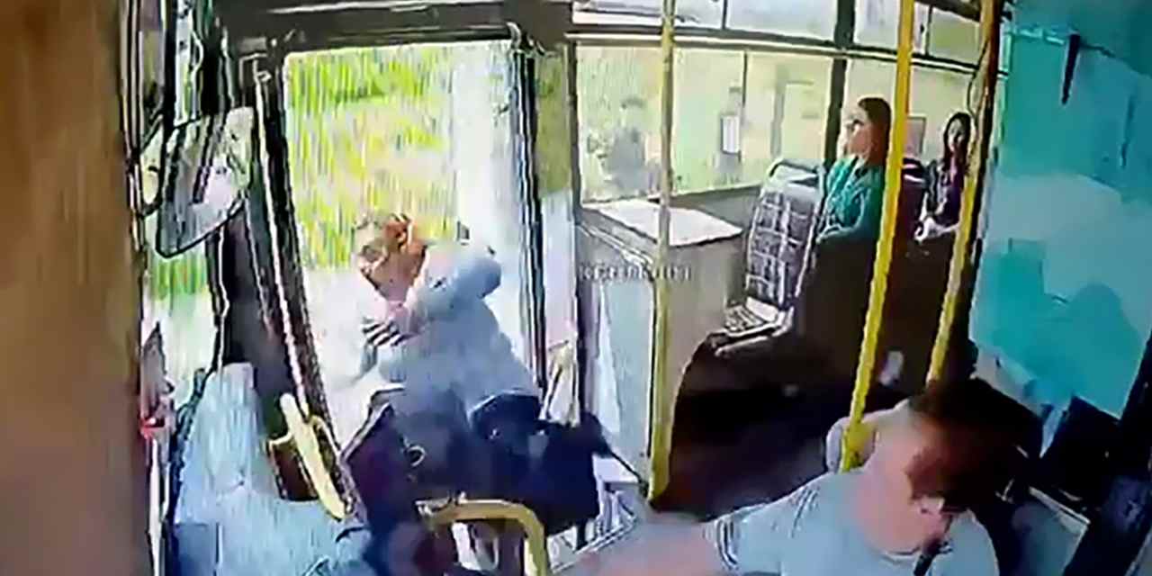 Kapısı açık otobüsten düştü, entübe edildi! Kocası ağlayarak isyan etti