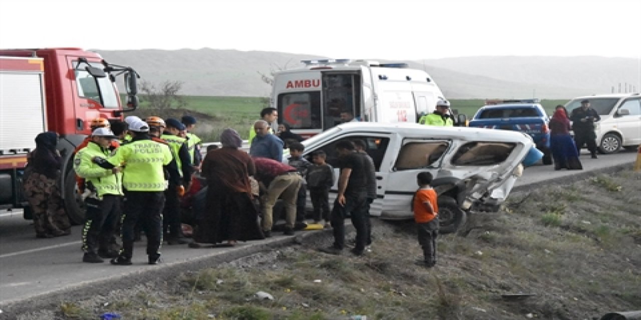 İki Araç Çarpıştı: Feci Kazada 7 Kişi Yaralandı!