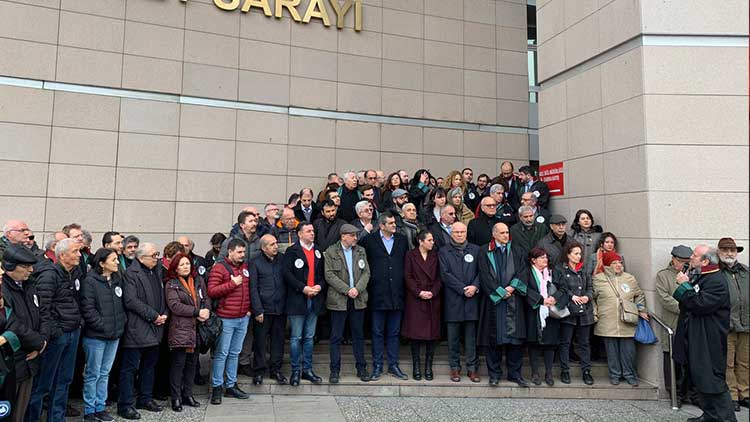 Meslektaşları, Cumhuriyet davasında cezaları onanan gazeteciler için nöbette #GazetecilikSuçDeğildir