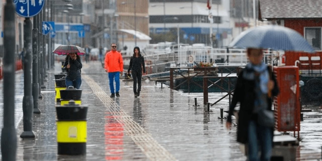 Sağanak Yağışlar Geri Geliyor! Sıcaklıklar Düşüyor, Tüm Türkiye'yi Etkisi Altına Alacak