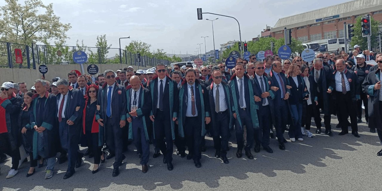 Binlerce Avukat Hakları İçin Ankara’da Yürüyor
