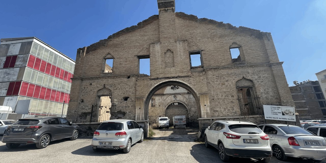 Elazığ'da Otopark Olarak Kullanılan Tarihi Ermeni Kilisesi Mühürlendi