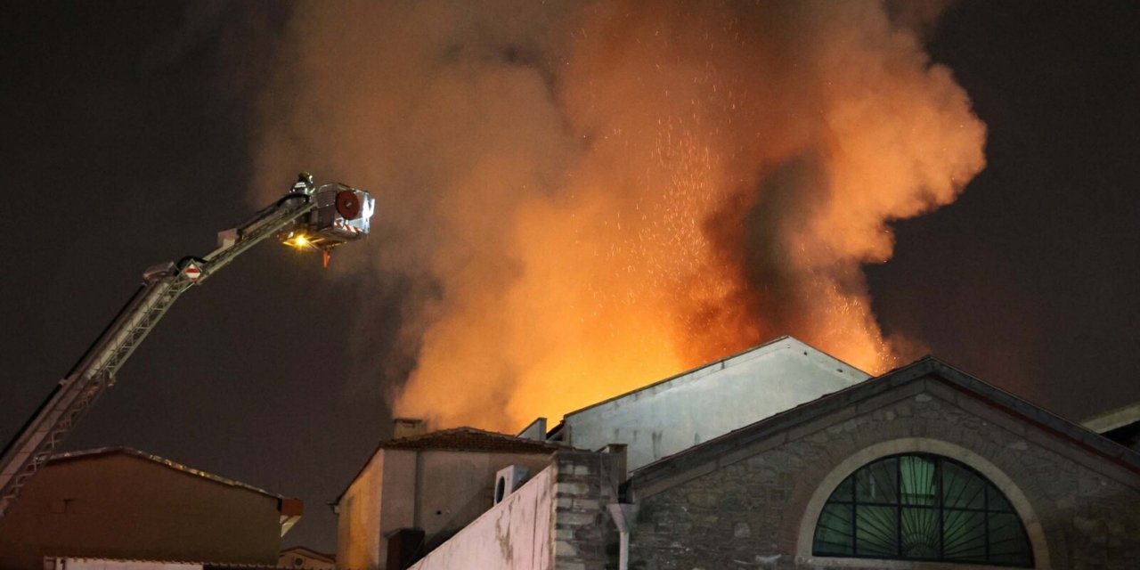 İzmir'de Yangın Paniği: 1 Kişi Yaralandı!