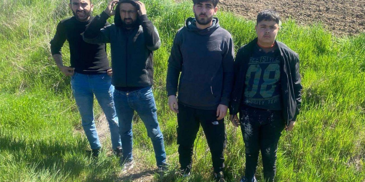 Edirne'de Jandarma 4 Kaçak Göçmeni Yakaladı