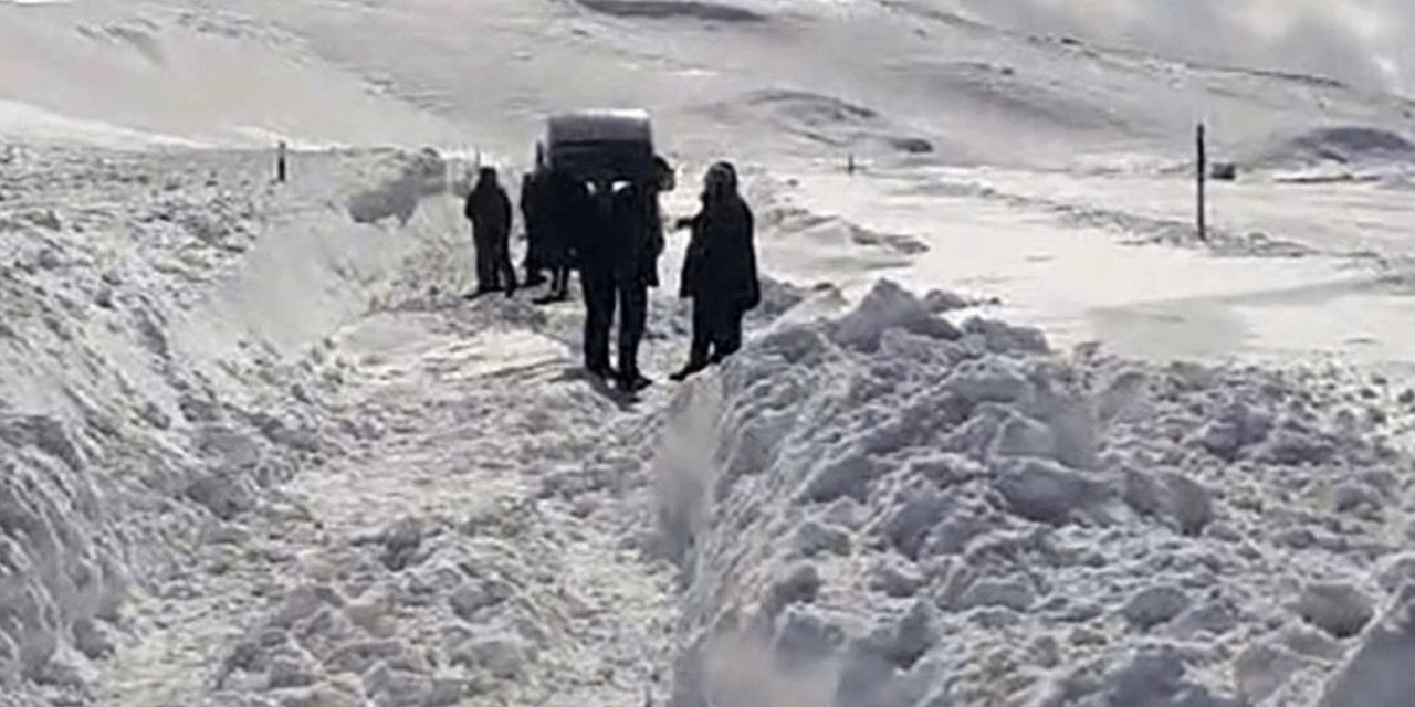 Vatandaşlar, 5 Aydır Karla Kaplı Yolu Küreklerle Açmaya Çalışıyor