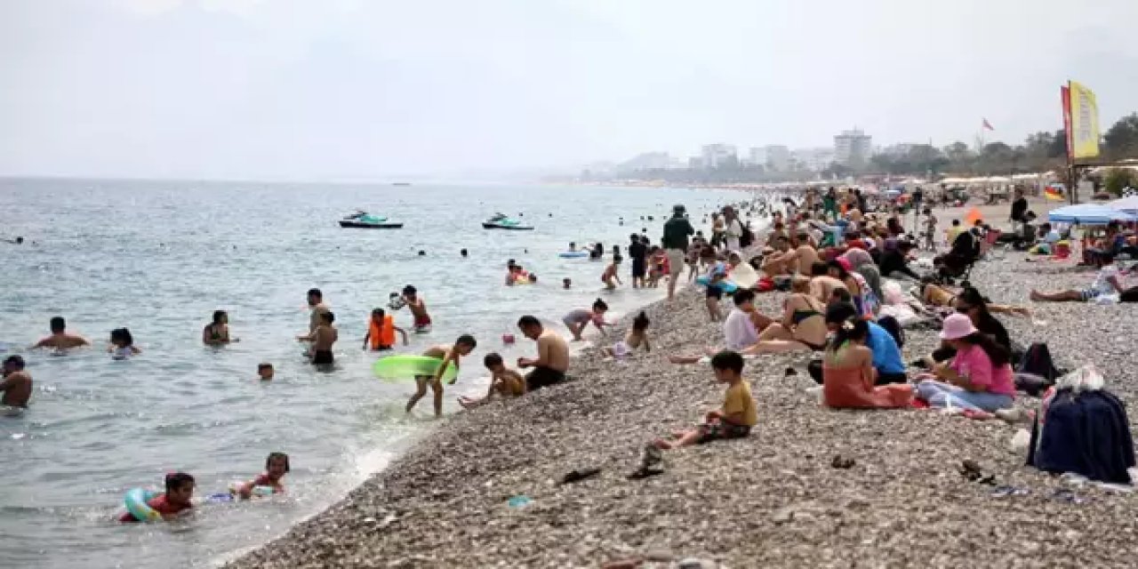 Antalya'da Sıcaklık Arttı, Herkes Denize Koştu