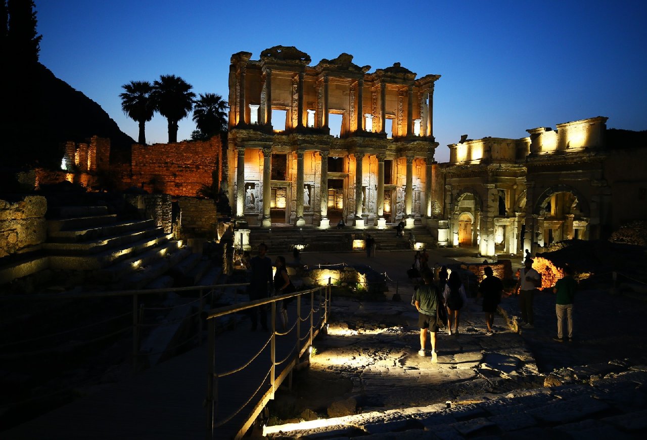 Gece Müzeciliği Uygulaması Başlatılan Efes, Güneş Battıktan Sonra Da Muhteşem Görünüyor