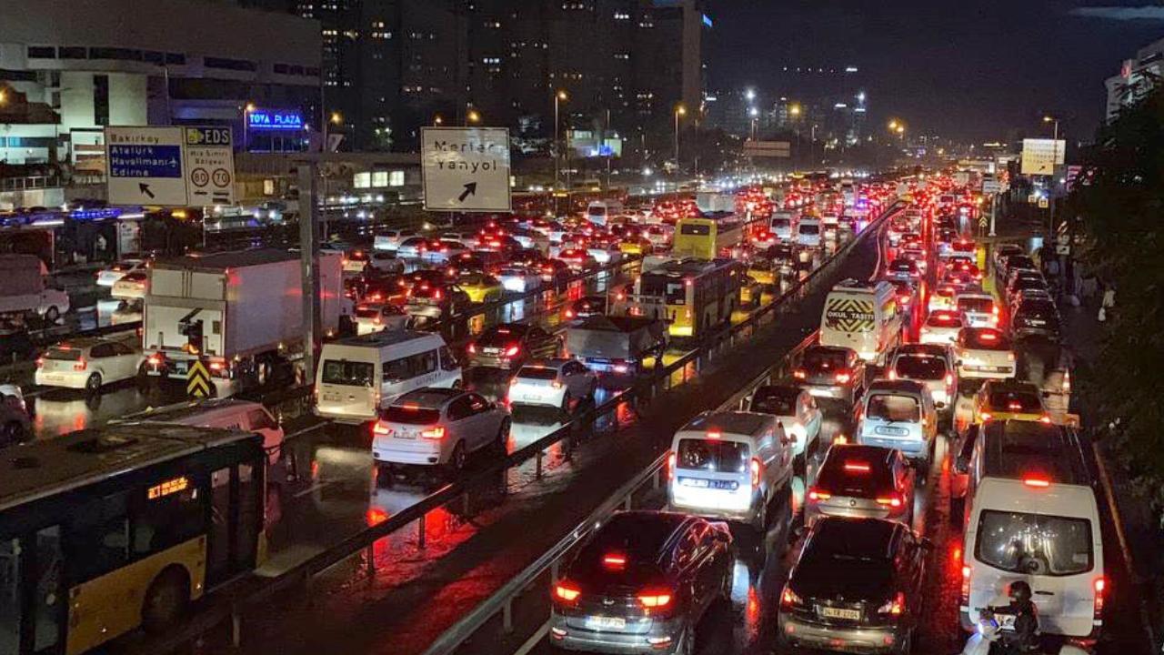 Trafikte Milyar Dolarlar Çöpe Gidiyor! İstanbul'da Trafik Yoğunluğunun 1 Yıllık Maliyetini Açıkladı!