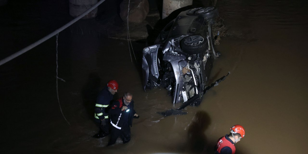 Sivas'ta Korkunç Kaza: Otomobil Kızılırmak'a Devrildi