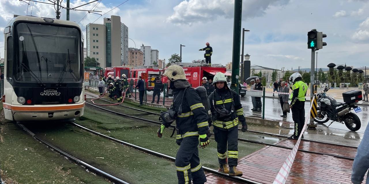 Gaziantep'te Akıl Almaz Olay: Tramvaya Yıldırım Düştü!
