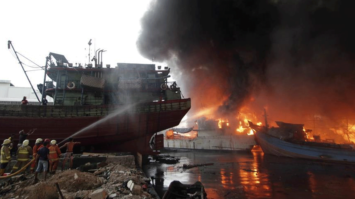 Limanda yangın: 20 tekne yandı