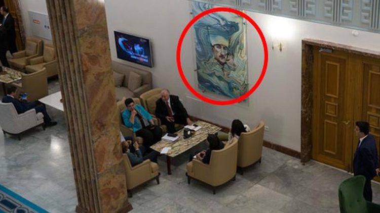 Meclis Muhalefet Kulisinden kaldırılan Mareşal Atatürk resmi yerine kalpaklı ebru resmi asıldı