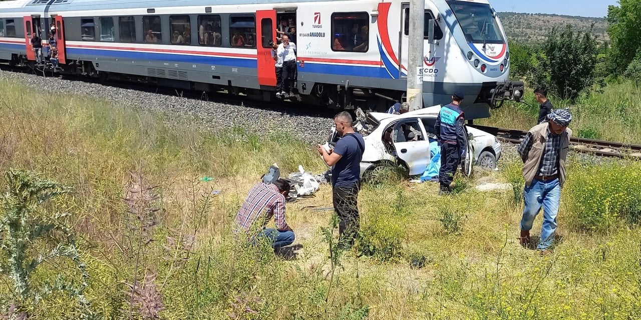 Yolcu Treni Otomobille Çarpıştı!