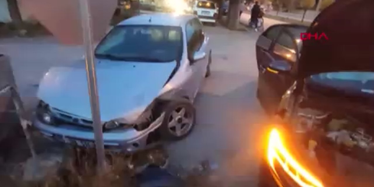 Burdur'da İki Otomobil Çarpıştı: 2 Yaralı