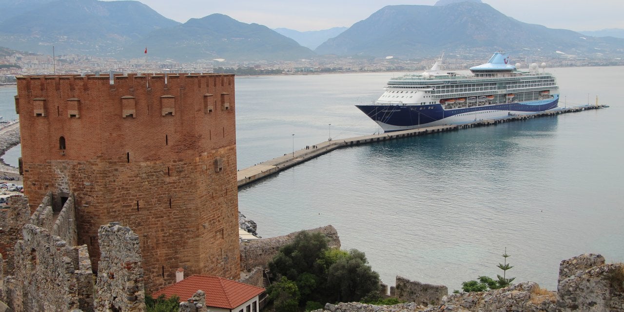 Alanya'ya Yılın İlk Kruvaziyeri Turist Kafilesiyle Geldi