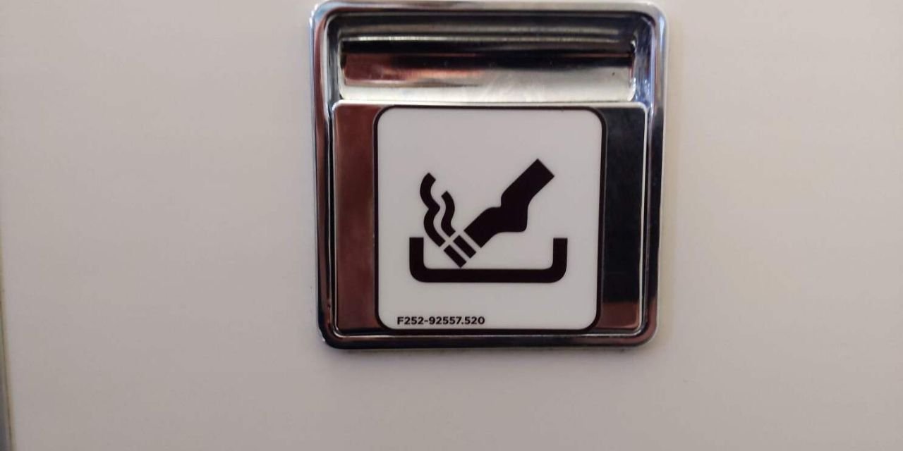 İnsanlar Sigara Yasağına Rağmen Neden Uçaklarda Kül Tablalarının Bulunduğunu Sonunda Anladı