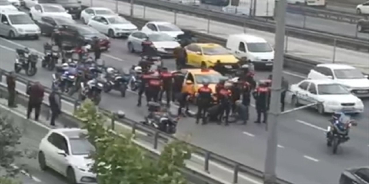 Motosikletli Polis Ekibi Taksiye Çarptı: 2 Polis Yaralandı