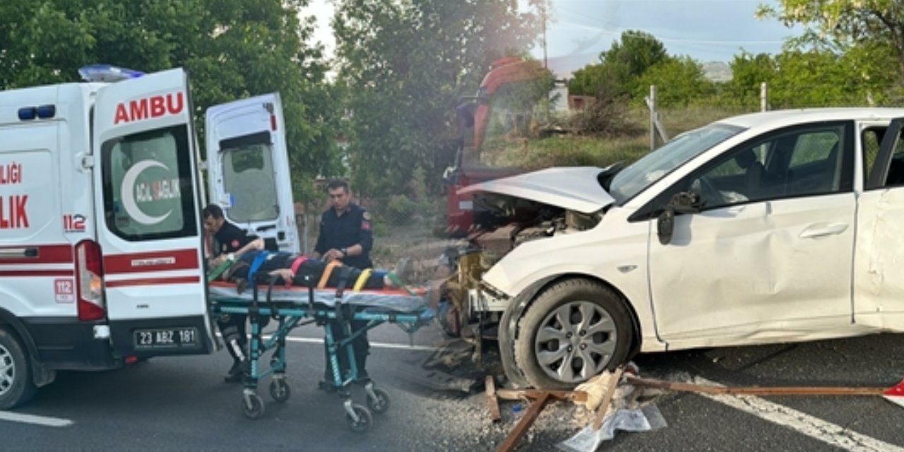 Elazığ’da İki Otomobil Çarpıştı: 7 Kişi Yaralı