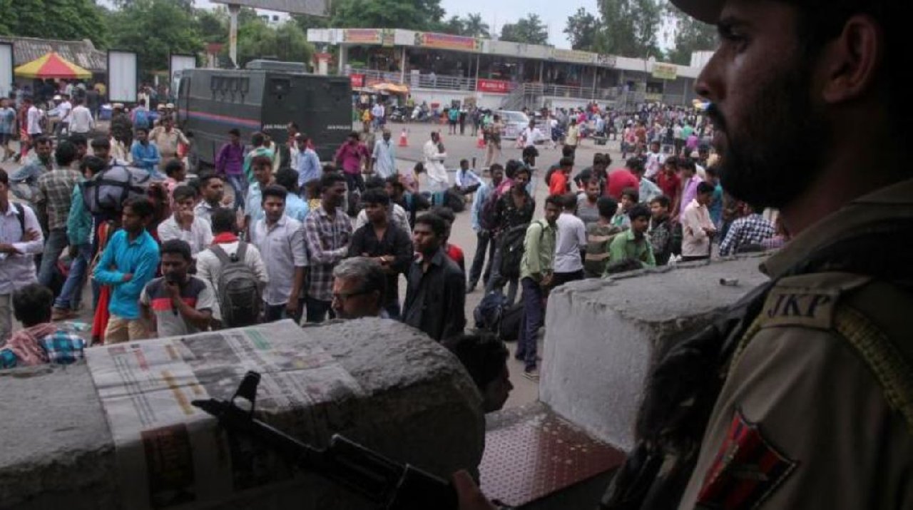 Keşmir'de düzenlenen protestolarda bir polis öldü