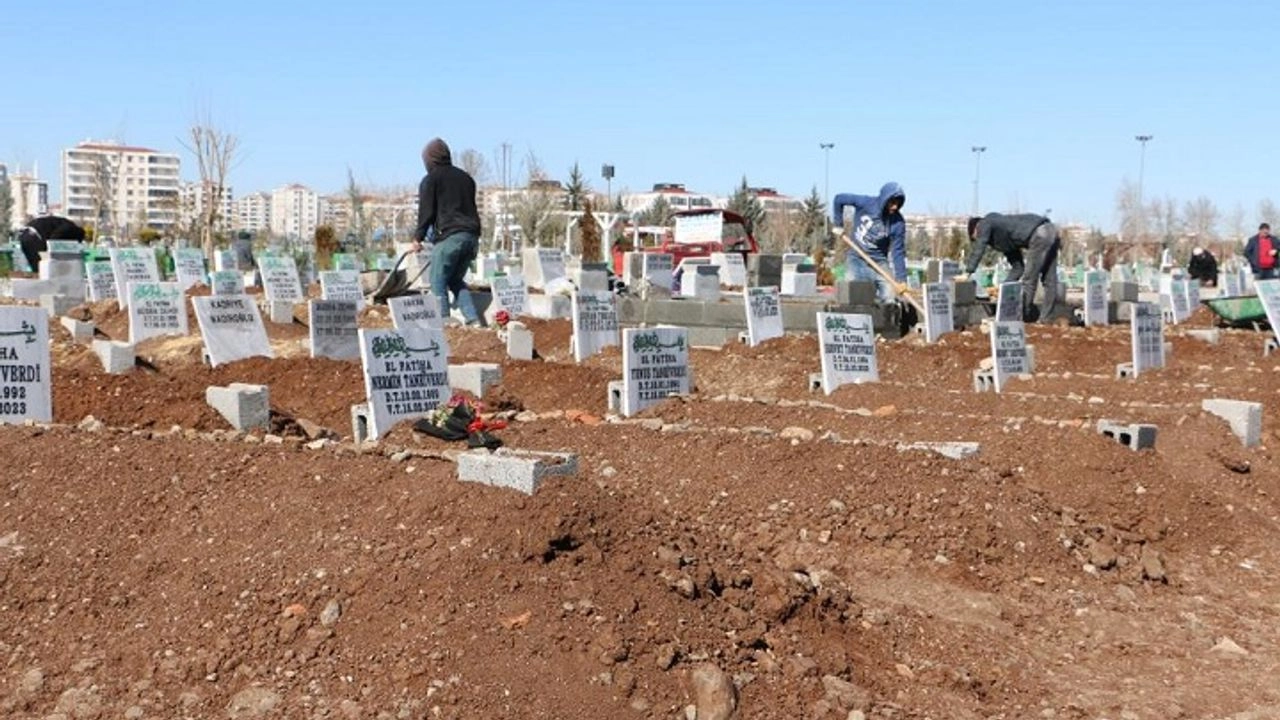Hatay'da 3 kardeş, depremde ölen anne ve babasının mezarını ziyaret etti