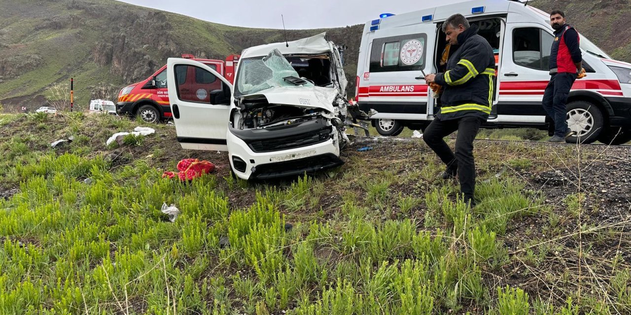 Ağrı'da Feci Kaza: Minibüsle Otomobil Çarpıştı Ölü ve Yaralılar Var!