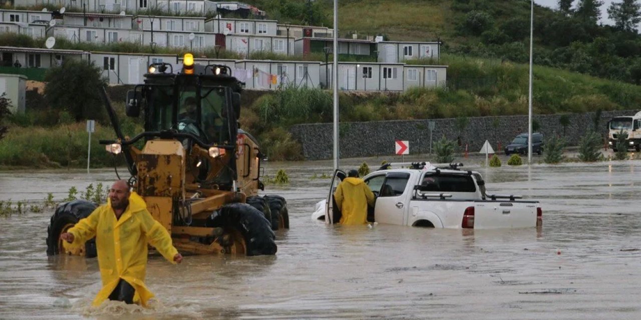 Hatay’da sağanak yağış: Okullar tatil edildi