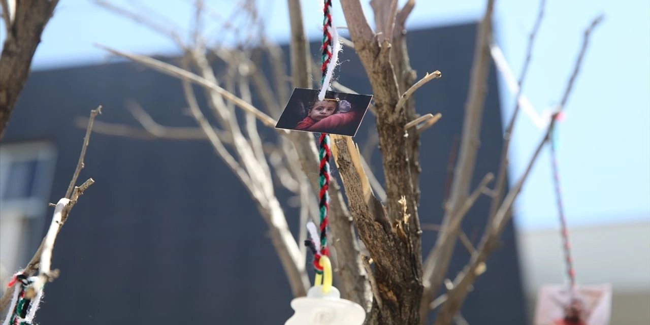 Siir'te Öğrenciler Gazze İçin Nöbete Başladı