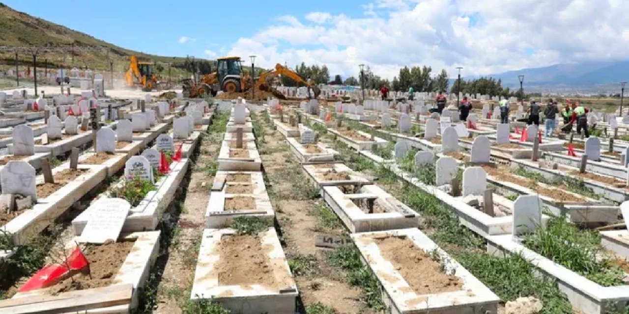 Hatay'ı Vuran Sağanak Depremde Ölen Vatandaşların Mezarını Dağıttı!
