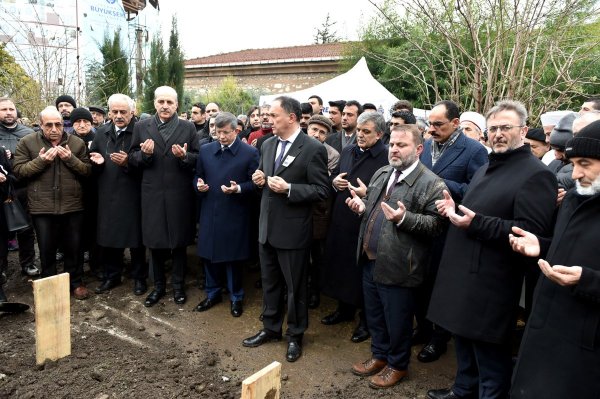 Cenazede bile bölündüler! Erdoğan ve Gül köşe kapmaca oynadı