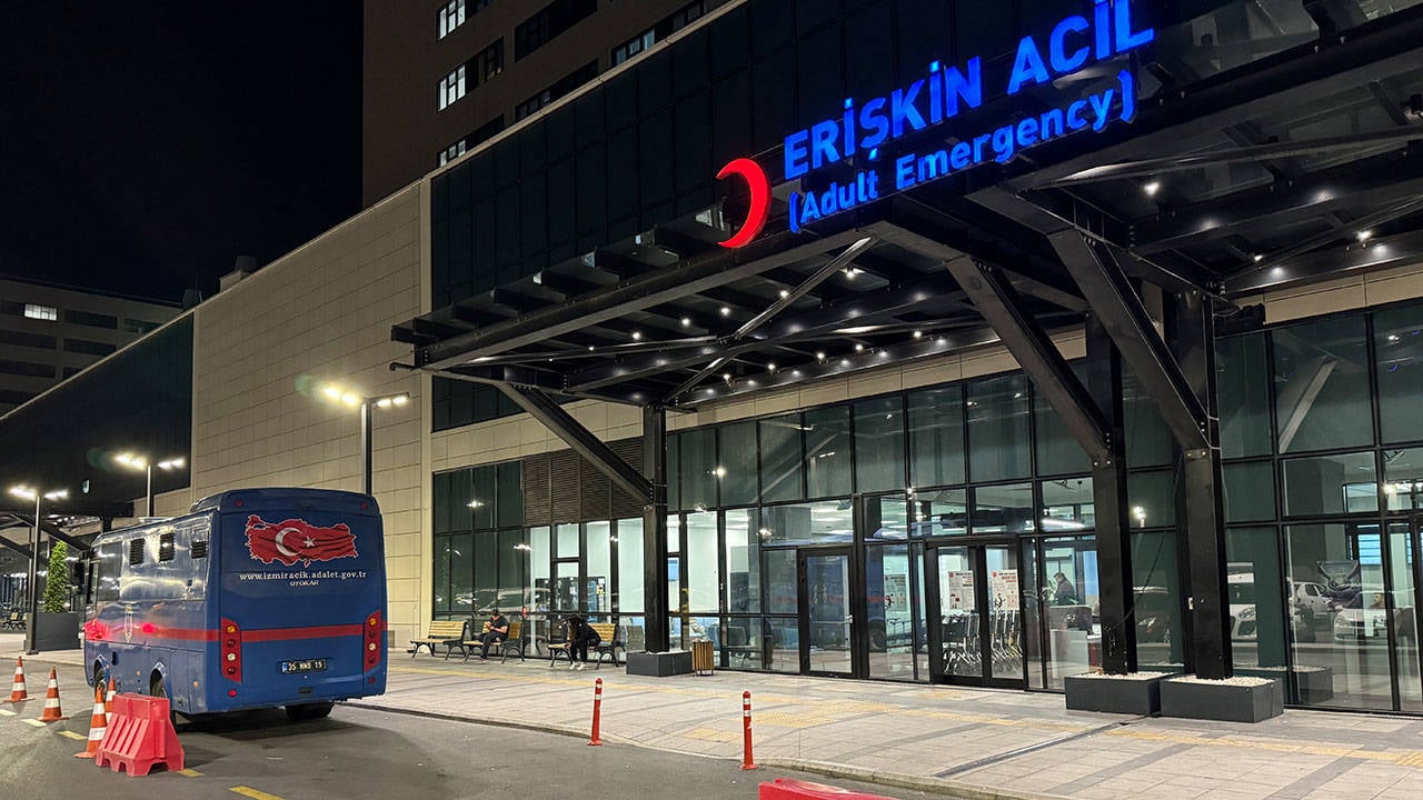 Balkonda Oturan Adamı Tabancayla Vurdular