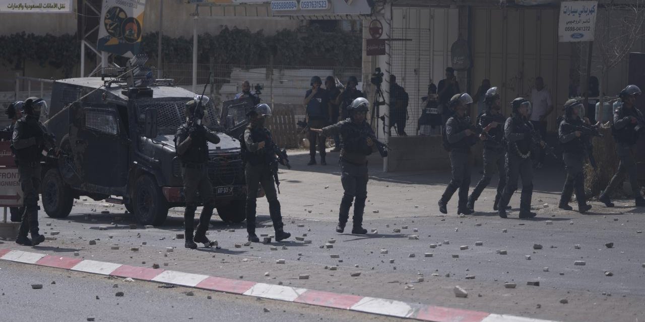 İsrail, Batı Şeria'da 20 Filistinliyi Daha Gözaltına Aldı