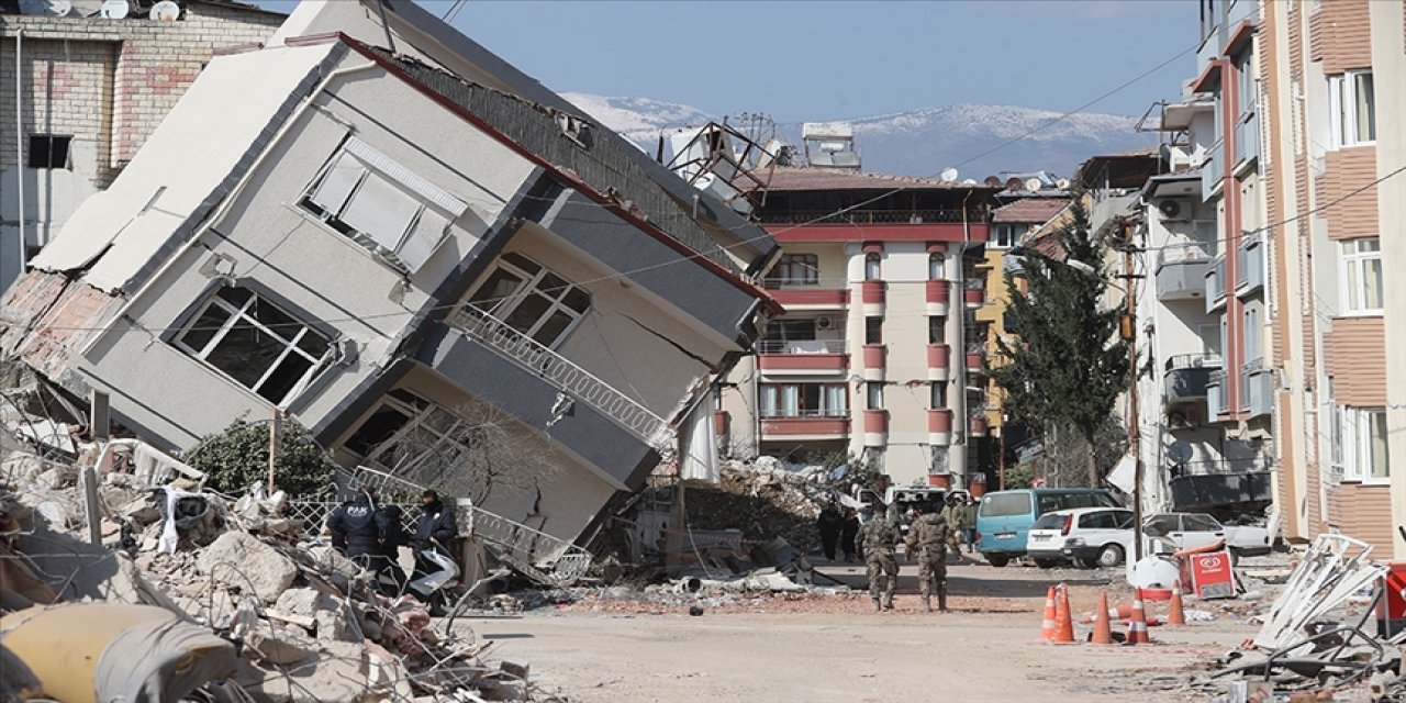 Depremde 28 Kişinin Öldüğü Binanın Müteahhitleri Birbirlerini Suçladı