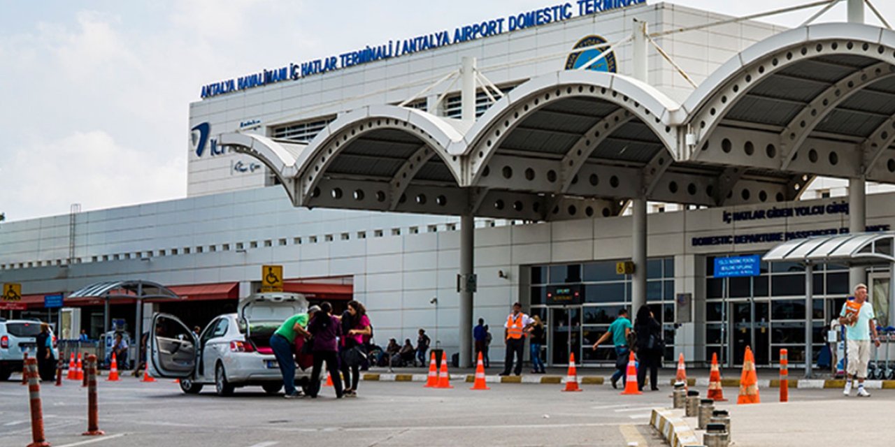 Antalya Havalimanı'nda Alarm: Polis ve Güvenlikler Hastaneye Kaldırıldı!