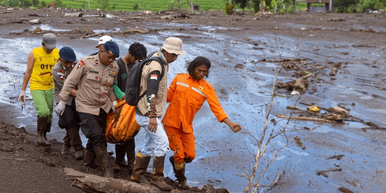 Endonezya'da Heyelan ve Seller Felaketi: Ölü Sayısı 67'ye Yükseldi