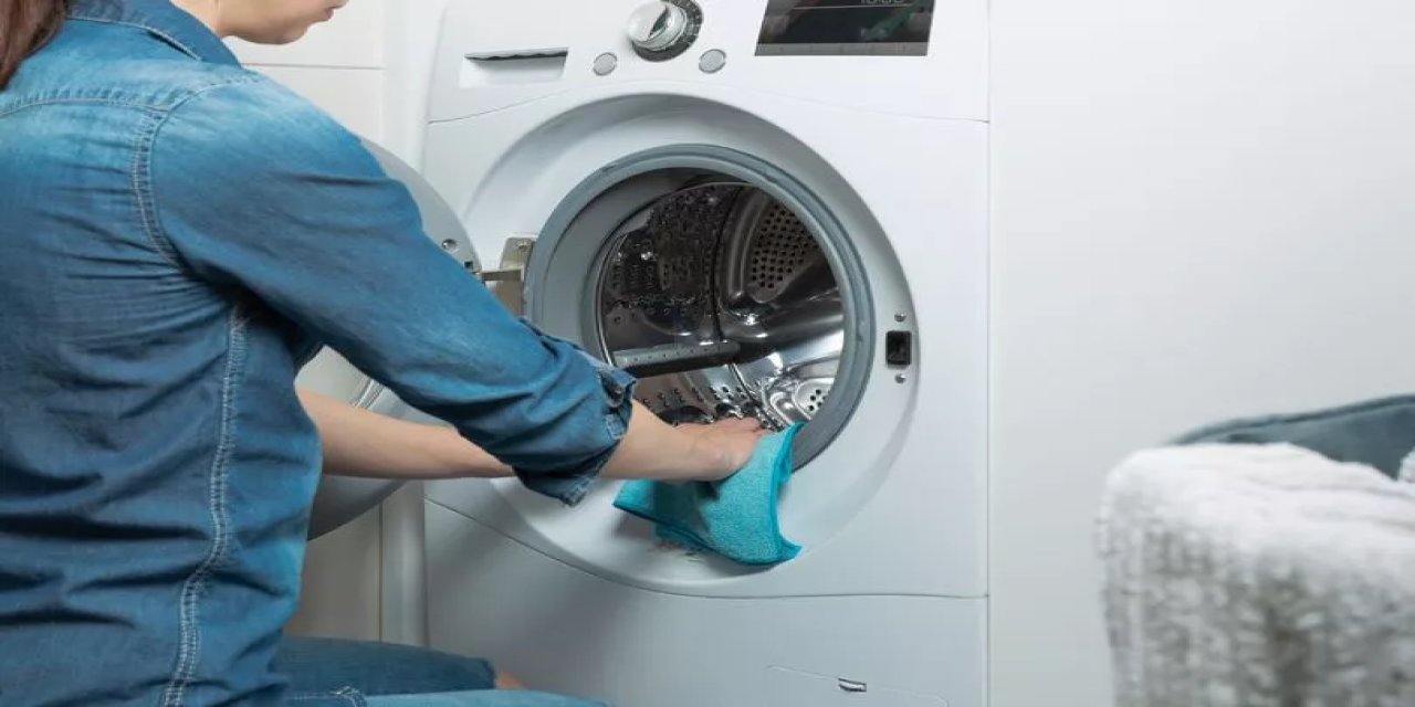 Çamaşır makinesinin temizlenme zamanının geldiğini uyaran  "kırmızı işaret" :