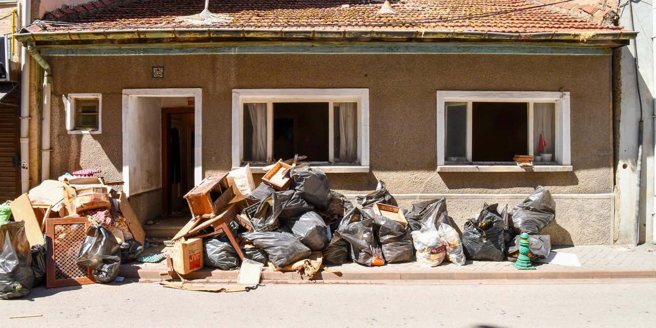 Komşular Kötü Kokuyu İhbar Etti: Evden Çıkan Çöpler Dehşete Düşürdü