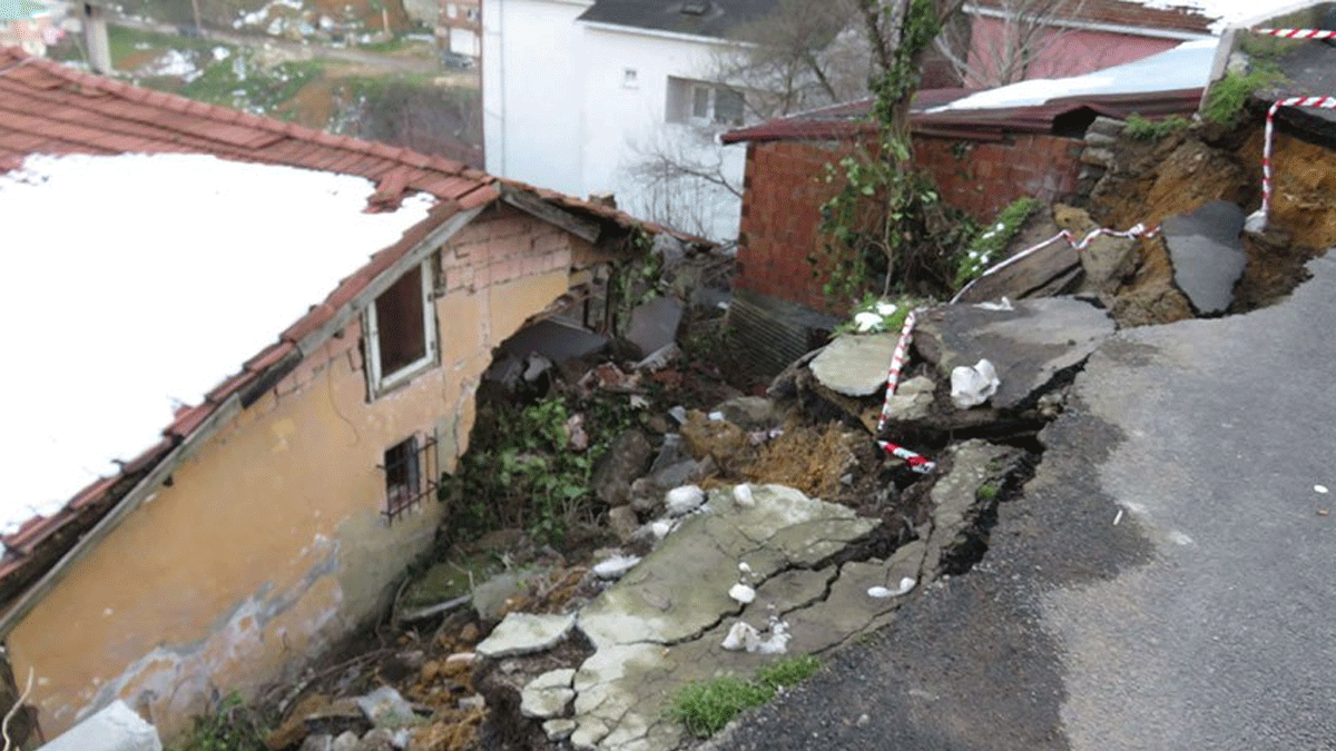 İstanbul'da toprak kayması meydana geldi, yol çöktü!