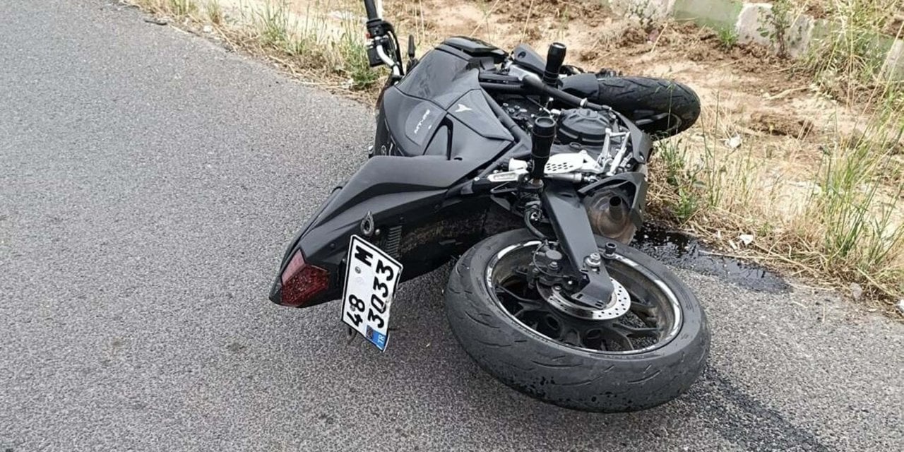 Bariyere çarpan motosikletteki iki arkadaş öldü