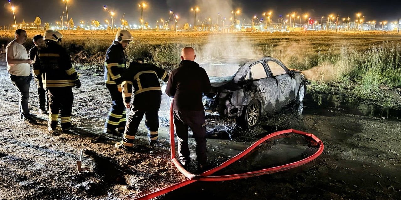 Diyarbakır'da Park Halindeki Otomobil Alevler İçerisinde Yandı