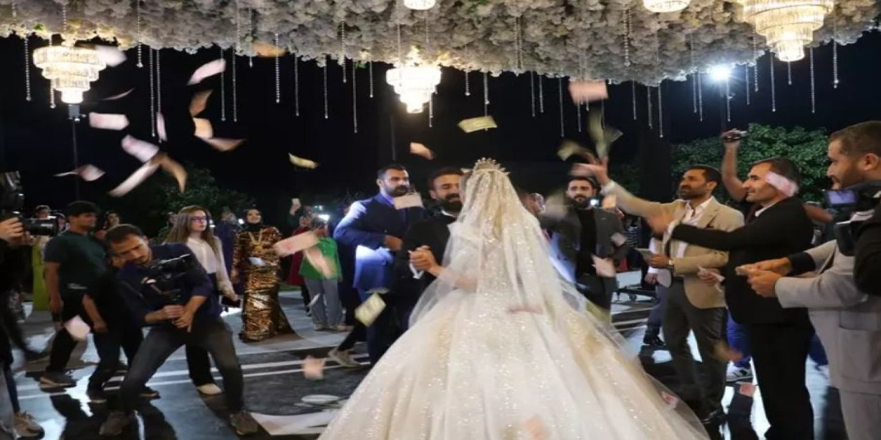 Şanlıurfa'da Aşiret Düğününde Gelin Takılardan Hareket Edemedi