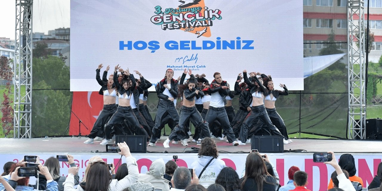 Beylikdüzü'nde Kırlangıç Gençlik Festivali, 3. Gününde De Renkli Görüntülere Sahne Oldu